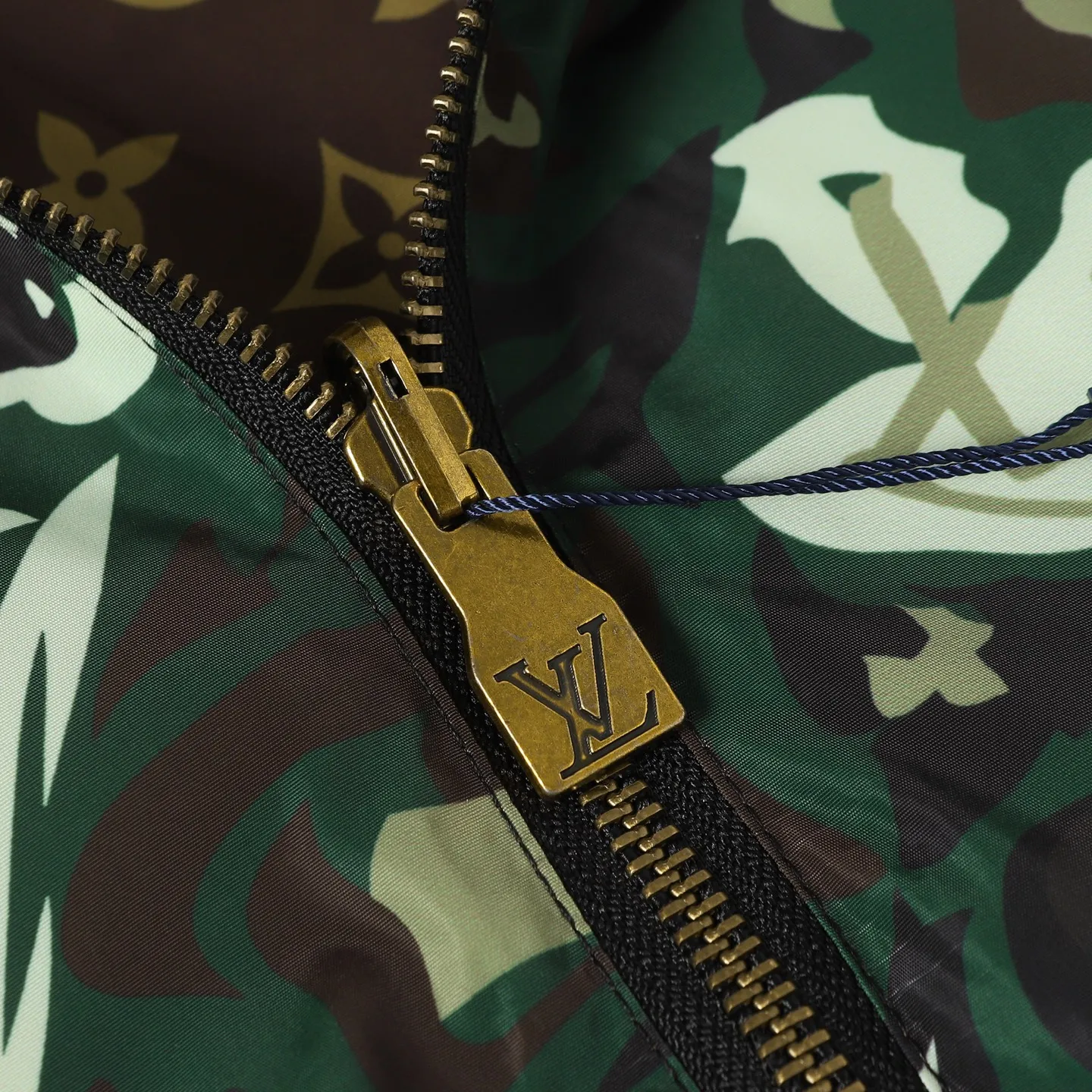 🅿️540 Louis Vuitton/Louis Vuitton camouflage presbyopic double-sided jacket. The original version was purchased for 23,000. It can be worn on both sides and can be switched between the two styles at will. Needless to say, the style is low-key and luxurious. Both sides bring out the 1V classic elements. The loose version makes the upper body casual and comfortable. The solid color side is a soft shell model, the solid color is simple, only the chest is decorated with leather, the inside and outside hardware are all double-sided engraved, and the original version can be customized and dyed. The clothes are of the same color with no color difference, and the labor cost is expensive. The lining is made of silk jacquard fabric, and the classic full-width logo jacquard process requires everything to be woven, and the process cost is extremely high. Size: 46 48 50 52
